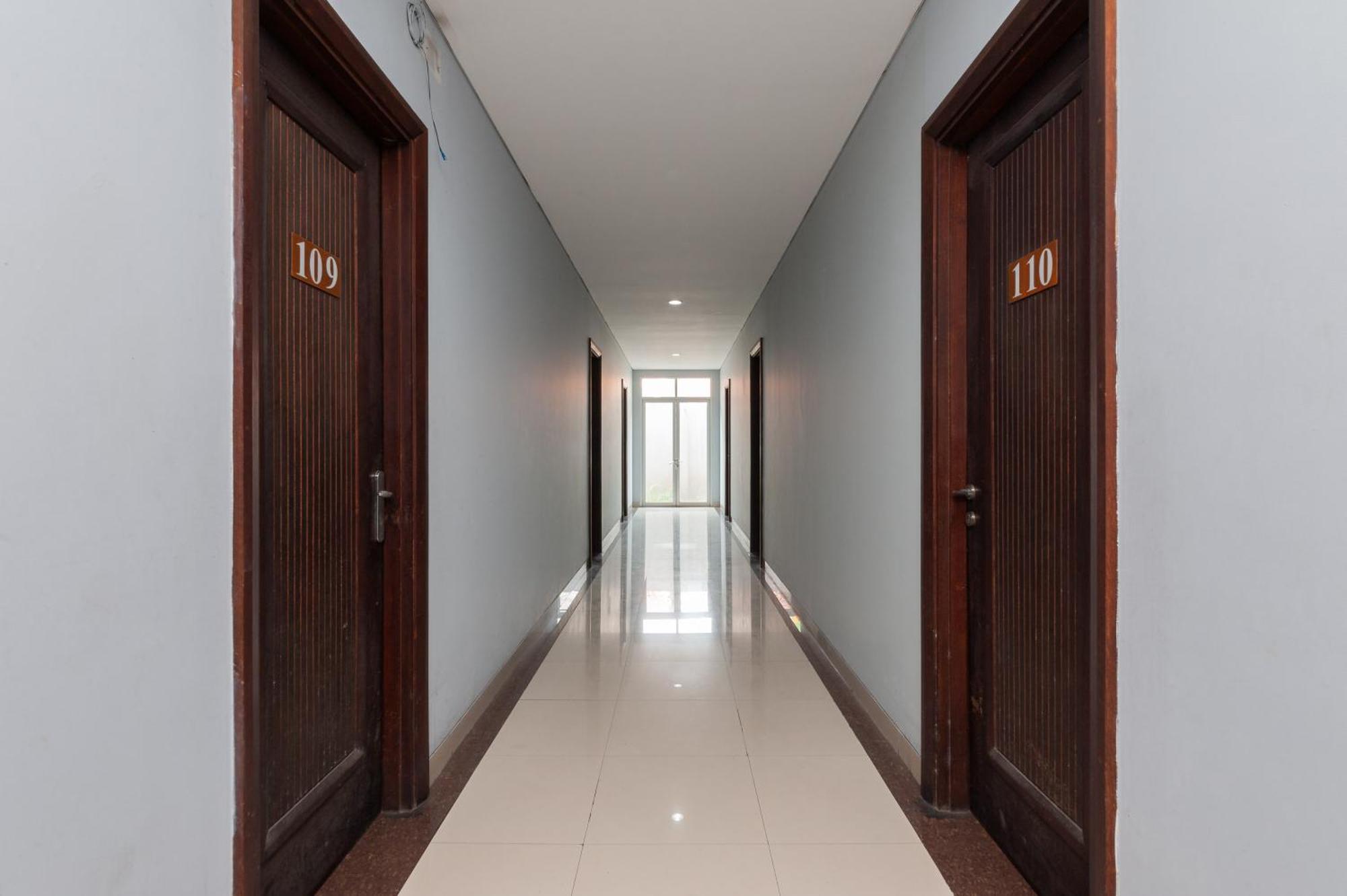 Reddoorz Plus Near Kelapa Dua Kebon Jeruk Jakarta Exterior photo