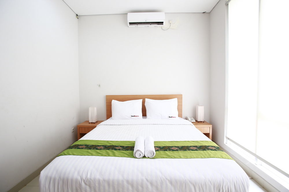 Reddoorz Plus Near Kelapa Dua Kebon Jeruk Jakarta Exterior photo