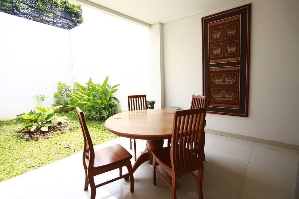 Reddoorz Plus Near Kelapa Dua Kebon Jeruk Jakarta Exterior photo