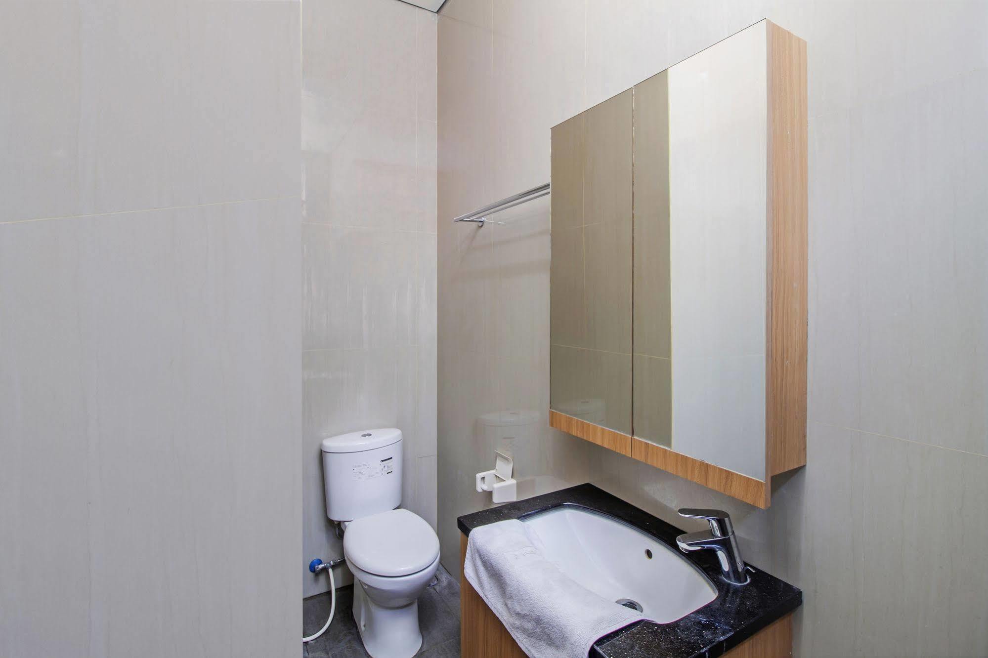 Reddoorz Plus Near Kelapa Dua Kebon Jeruk Jakarta Exterior photo