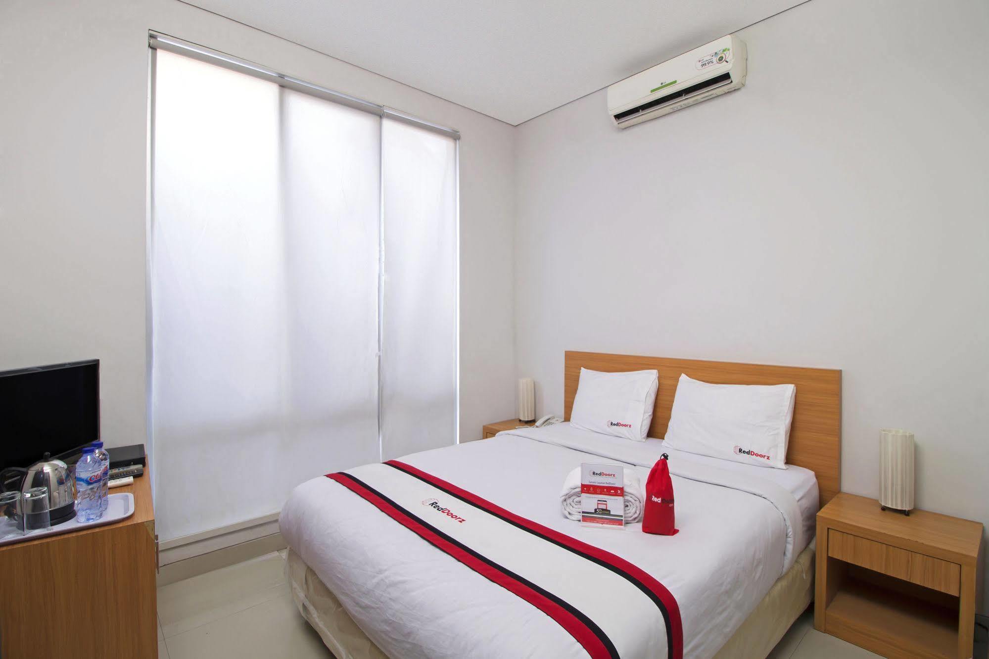 Reddoorz Plus Near Kelapa Dua Kebon Jeruk Jakarta Exterior photo