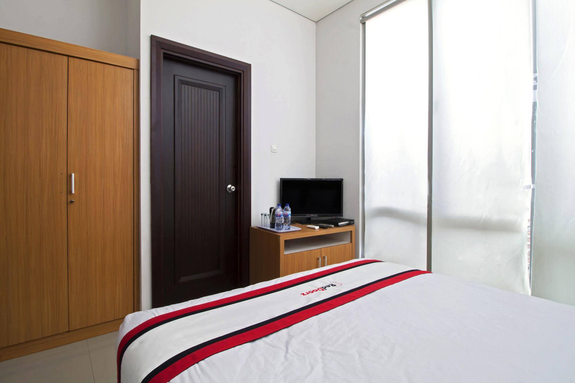 Reddoorz Plus Near Kelapa Dua Kebon Jeruk Jakarta Exterior photo