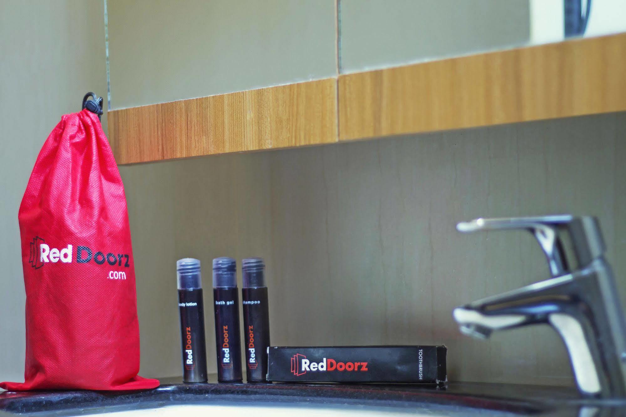 Reddoorz Plus Near Kelapa Dua Kebon Jeruk Jakarta Exterior photo
